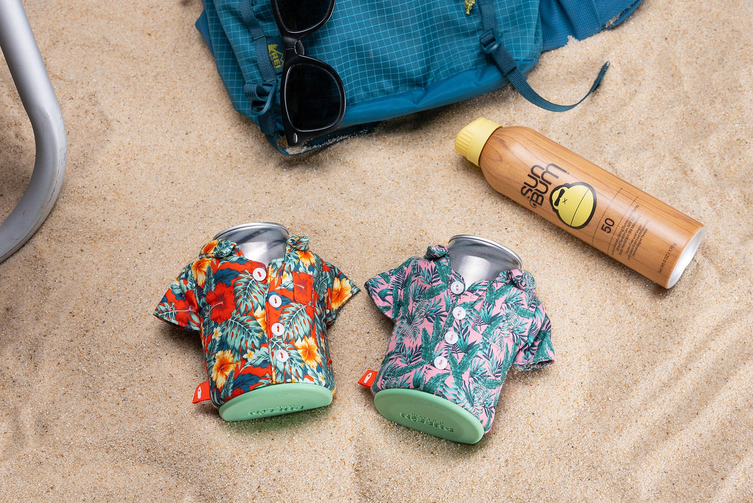 Puffin Drinkwear The Aloha sitting in the sand on the beach keeping drinks cold
